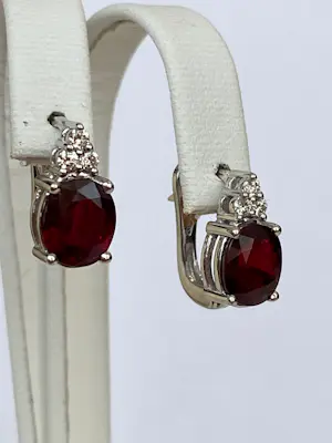 Acheter18 Kt witgouden oorbellen met rode robijnen ca 4,00 crt  en diamanten? Enchérissez de 1400!