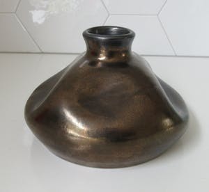 Niet of onleesbaar gesigneerd - Bronzen studio keramische deukvaas kopen? Bied vanaf 1!