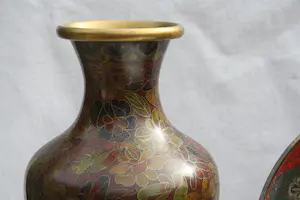 Niet of onleesbaar gesigneerd - Unieke Zeer Oude Bronzen Cloisonne Schaal en twee Cloisonne Vazen (20e eeuw) kopen? Bied vanaf 1!