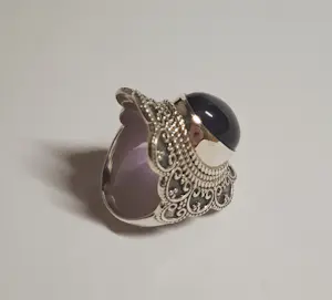 Nieuwe  fijn bewerkte  zilveren ring met  cabochon  paarse amethist steen. kopen? Bied vanaf 65!