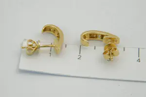 47- Chique set 18Krt geel-gouden oorstekers met diamant - haakvormig model kopen? Bied vanaf 130!