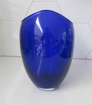 Niet of onleesbaar gesigneerd - Cobalt blauwe glazen design vaas kopen? Bied vanaf 10!