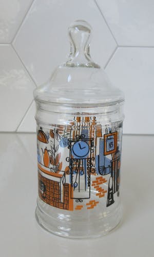 Curiosa - Vintage glazen koek of snoep pot met emaille decoratie van een huiskamer kopen? Bied vanaf 1!
