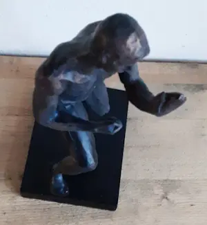 Niet of onleesbaar gesigneerd - Beeld/figuur "Onbewapende Weerstand" kopen? Bied vanaf 1!
