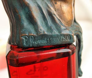 Patrizia Guerresi - Bronzen beeld op parfumfles , “Paris” – Les Beaux Arts – ca 1997 kopen? Bied vanaf 75!