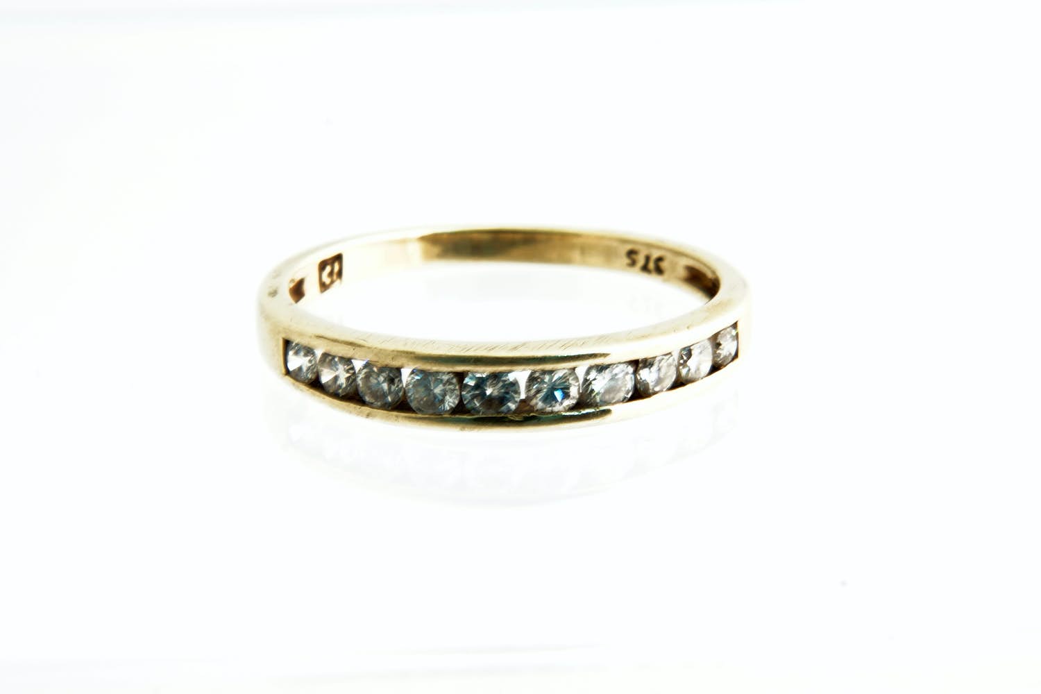 91 - Elegante 9 krt bwgg goud & diamanten (0.40ct) rij- ring kopen? Bied vanaf 170!