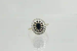 Acheter72 - Klassiek model 14krt gouden entourage ring met diamant en saffier? Enchérissez de 230!