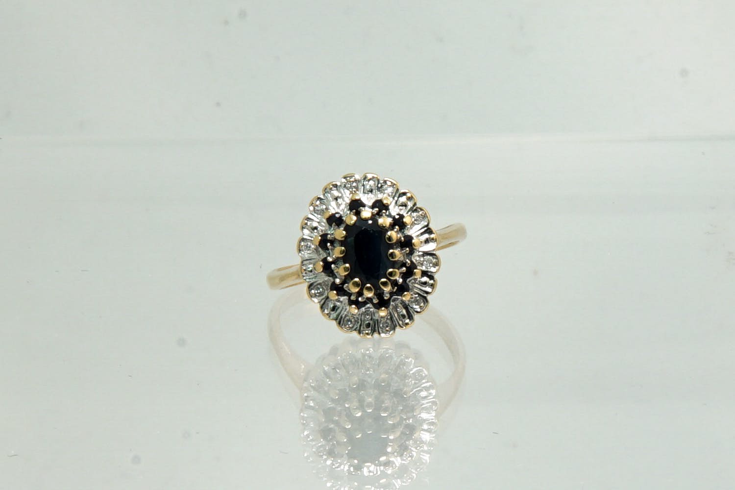 72 -  Klassiek model 14krt gouden entourage ring met diamant en saffier kopen? Bied vanaf 230!