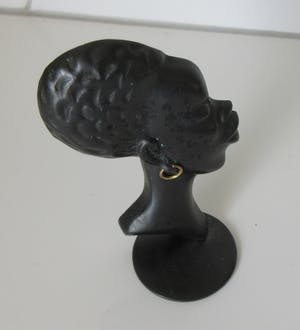 Niet of onleesbaar gesigneerd - Miniatuur bronzen buste Afrikaanse vrouw in Hagenauer stijl - ges. Gaag kopen? Bied vanaf 1!