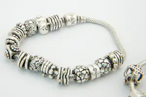 11- TWEE (2) Massief 1e ghlt zilveren PANDORA bedel armbanden - totaal 35 bedels kopen? Bied vanaf 200!