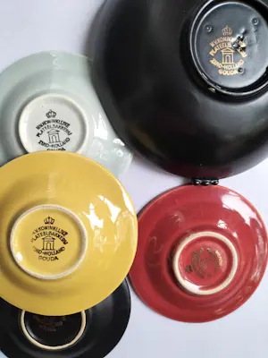 Plateelbakkerij Zuid-Holland - Schaaltje met verschillende asbakjes (9) kopen? Bied vanaf 25!