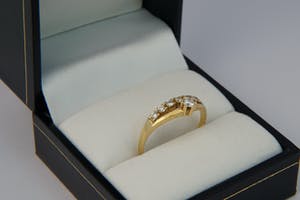 2547 - Elegante 18krt geel-gouden & 0.30ct Diamanten dames-ring kopen? Bied vanaf 210!
