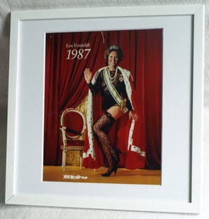 Niet of onleesbaar gesigneerd - Foto , Cover Nieuwe Revu Kerstnummer 1986, Koningin Beatrix - ingelijst kopen? Bied vanaf 1!