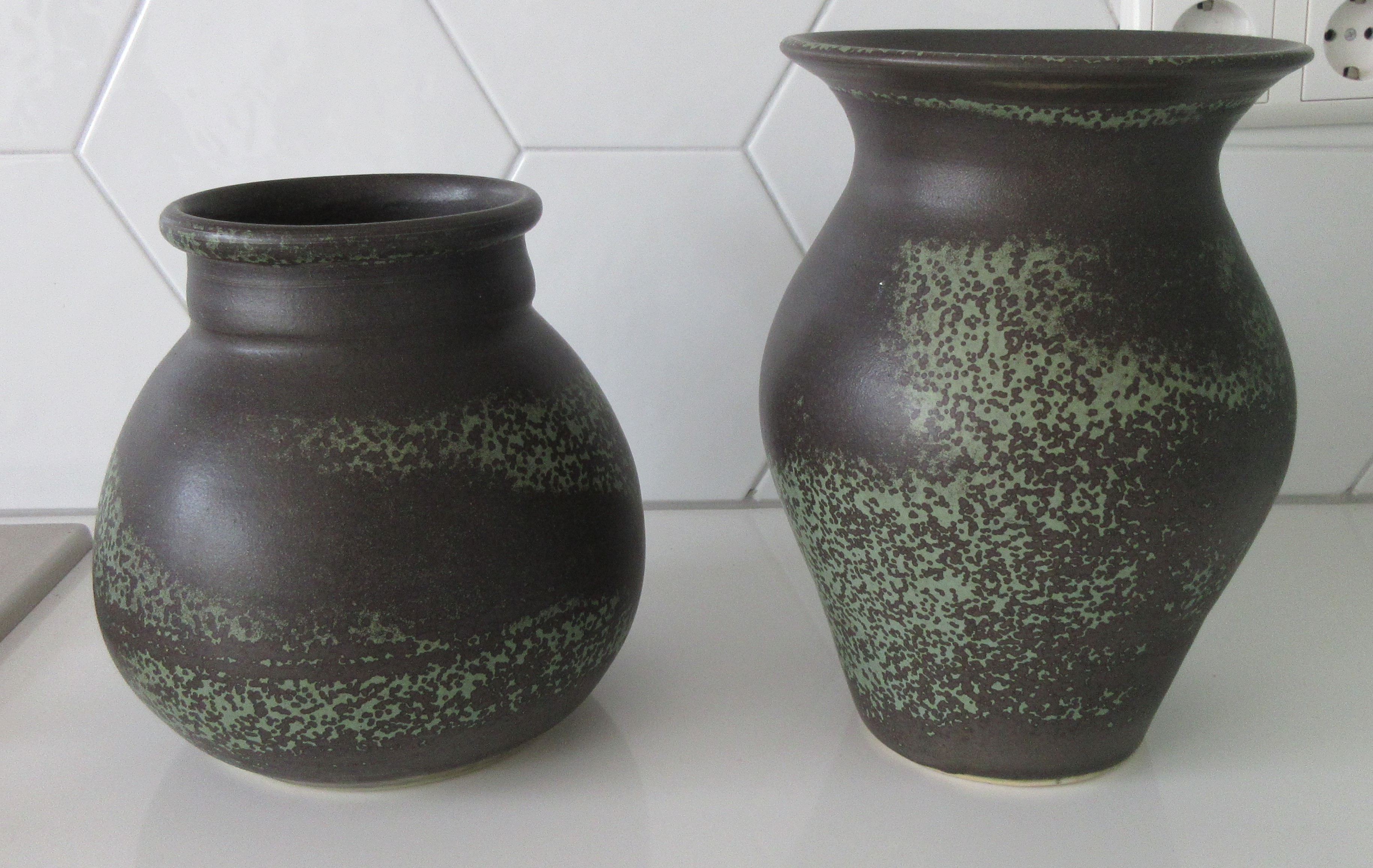 Niet of onleesbaar gesigneerd - Twee Studio Gres aardewerken vazen verkocht voor € 1!