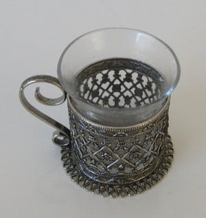 Niet of onleesbaar gesigneerd - Twee antieke filigraan zilveren glashouders - een met origineel glas - kopen? Bied vanaf 10!