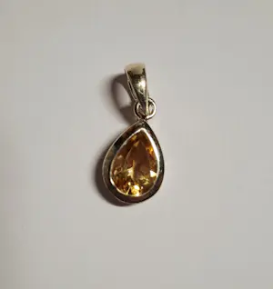 Nieuwe zilveren hanger met facet geslepen citrien: gele edelsteen kopen? Bied vanaf 65!