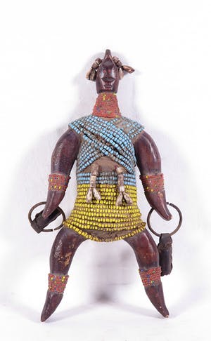 Namchi - Vruchtbaarheidsbeeld met schelpen en blauwe en gele kralen kopen? Bied vanaf 1!