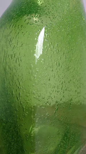 Niet of onleesbaar gesigneerd - Glazen gifgroene blokvaas met ingesloten luchtbellen kopen? Bied vanaf 1!