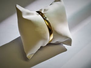 2513 - Fraaie 18 karaats geel-gouden glad afgewerkte "Bangle" amband - gekeurd kopen? Bied vanaf 490!