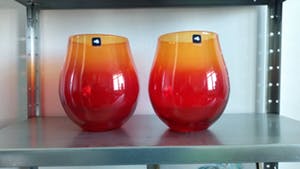 Niet of onleesbaar gesigneerd - Twee Leonardo Glazen Vasen - Rood / Oranje kleur kopen? Bied vanaf 10!