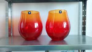 Niet of onleesbaar gesigneerd - Twee Leonardo Glazen Vasen - Rood / Oranje kleur verkocht voor € 10!