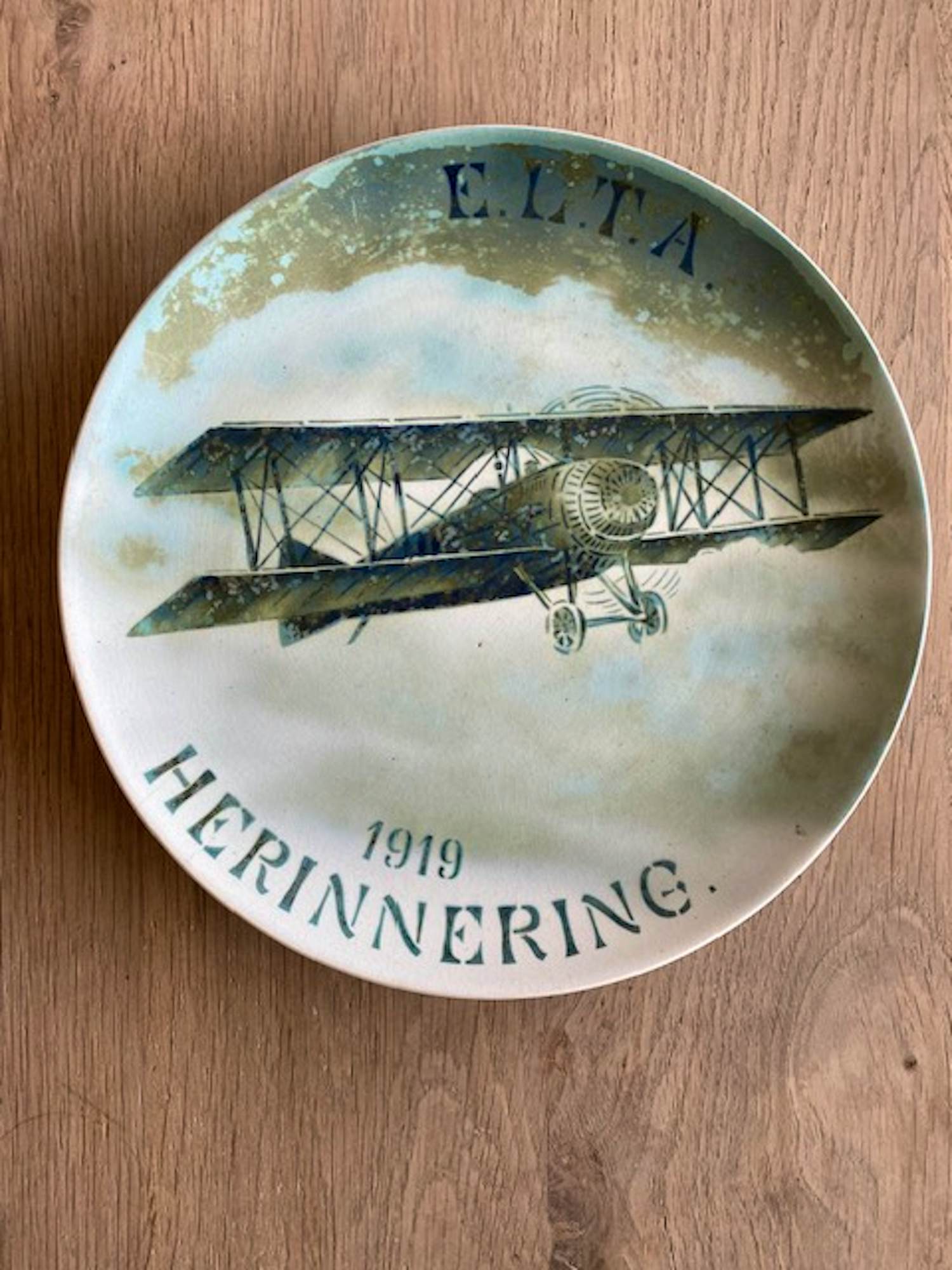 Societe Ceramique - Zeldzaam herinneringsbord E.L.T.A. 1919 (Luchtvaart Tentoonstelling Amsterdam) kopen? Bied vanaf 79!