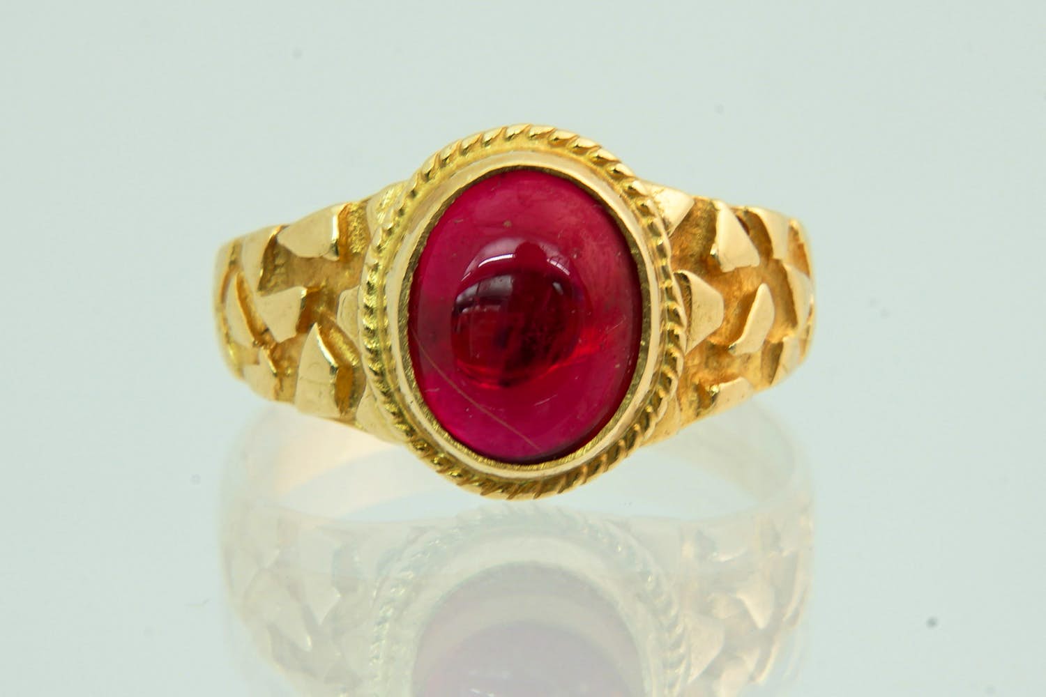 75- mooi bewerkte 18Krt geel gouden ring met cabuchon geslepen kleursteen kopen? Bied vanaf 220!