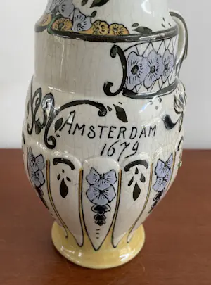 Faience- en Tegelfabriek Holland-Utrecht - Aardewerk Jenever of likeurkruikje "Wynand Fockink Amsterdam 1679" kopen? Bied vanaf 55!