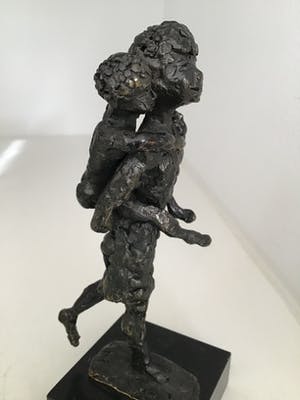 Astrid Veldhuyzen-Koppen - Sculptuur “ ZUSJES “. Gesigneerd kopen? Bied vanaf 60!