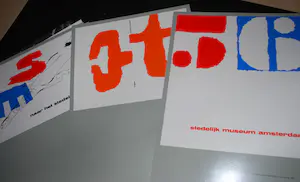 Willem Sandberg - genummerde map 1982 (84/500) en 3 boeken kopen? Bied vanaf 75!