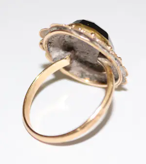 Buy Antieke 14 karaat gouden ring met granaat steen? Bid from 450!
