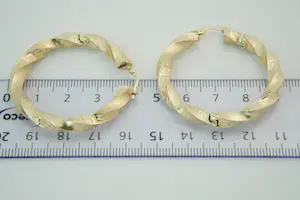 63 - Chique paar 18 Krt gouden geblazen & "gedraaide" oorclips - meander motief kopen? Bied vanaf 230!