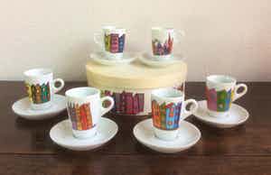 Niet of onleesbaar gesigneerd - YONG - ZES DESIGN KOP EN SCHOTELS IN DOOS verkocht voor € 1!