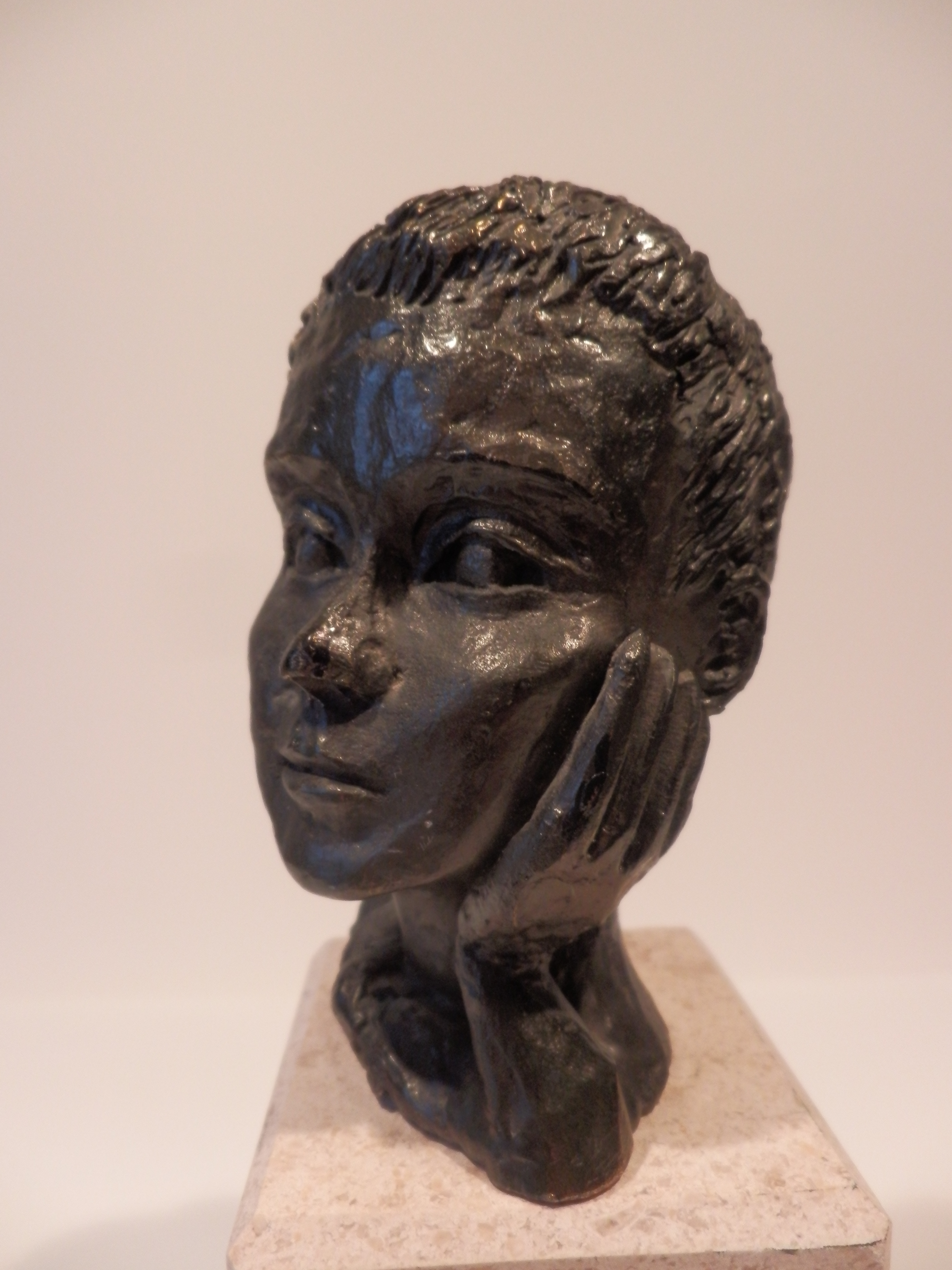 Niet of onleesbaar gesigneerd - Stenen sculptuur op marmeren sokkel MEISJESKOPJE kopen? Bied vanaf 1!