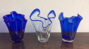 Niet of onleesbaar gesigneerd - DRIE ZAKDOEKVAZEN kopen? Bied vanaf 1!