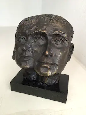 Astrid Veldhuyzen-Koppen - Sculptuur “ TWEE GEZICHTEN “. Gesigneerd kopen? Bied vanaf 1!