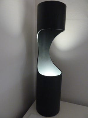 Niet of onleesbaar gesigneerd - Design tafellamp (geïnspireerd) op een vintage versie uit de jaren‘70. kopen? Bied vanaf 1!