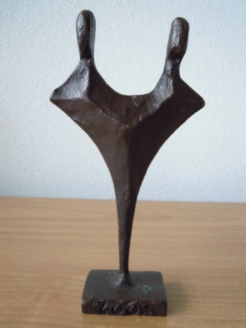 Jos Gielen - Gesigneerd beeld met de titel " ONAFSCHEIDELIJK " verkocht voor € 45!