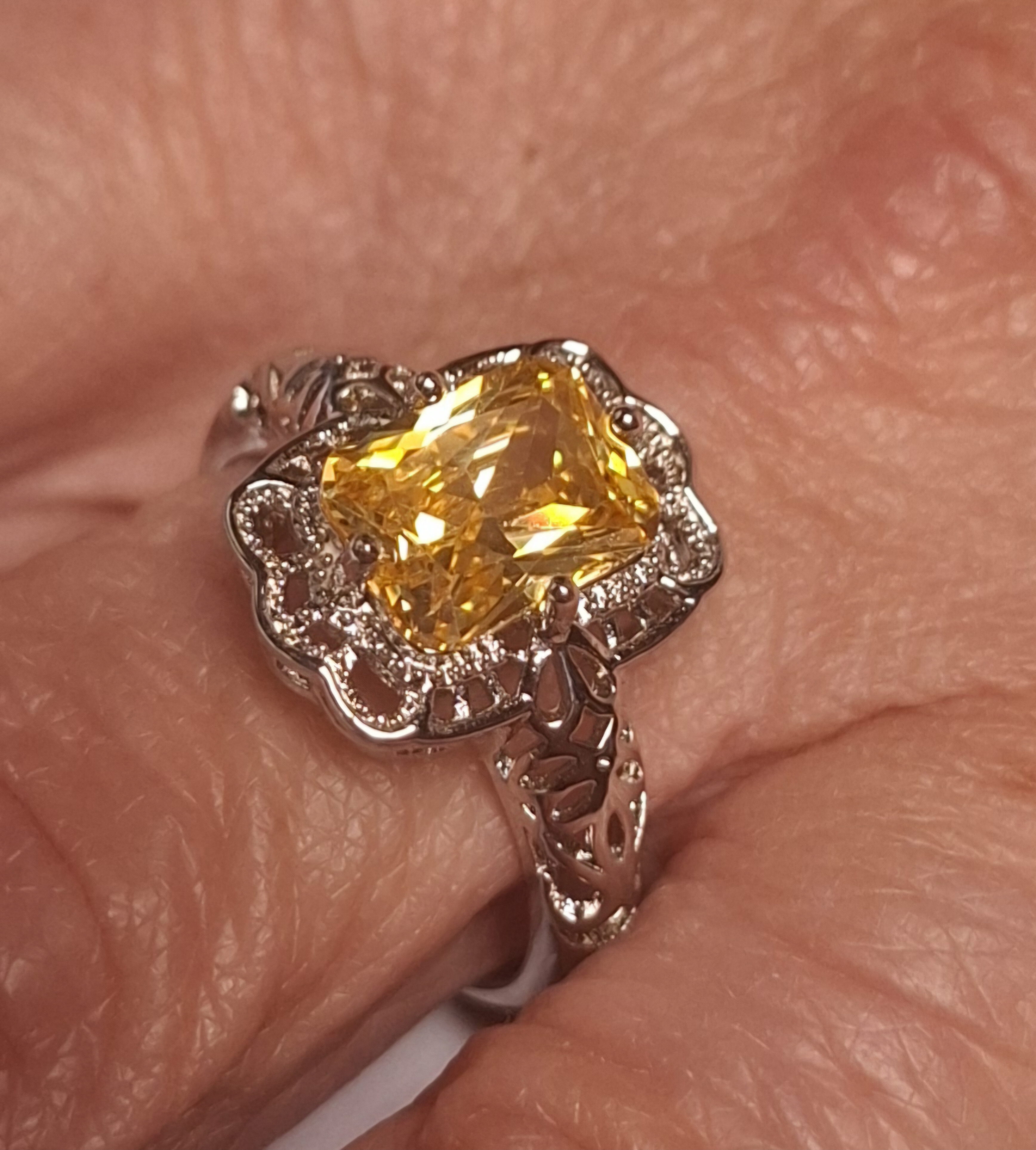 Buy Nieuwe zilveren Dames ring met grote facet geslepen Citrien .? Bid from 70!