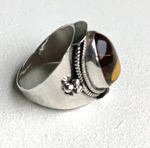 Zilver - twee 925 ringen met barnsteen en tijgeroog - 18 en 19 mm kopen? Bied vanaf 85!