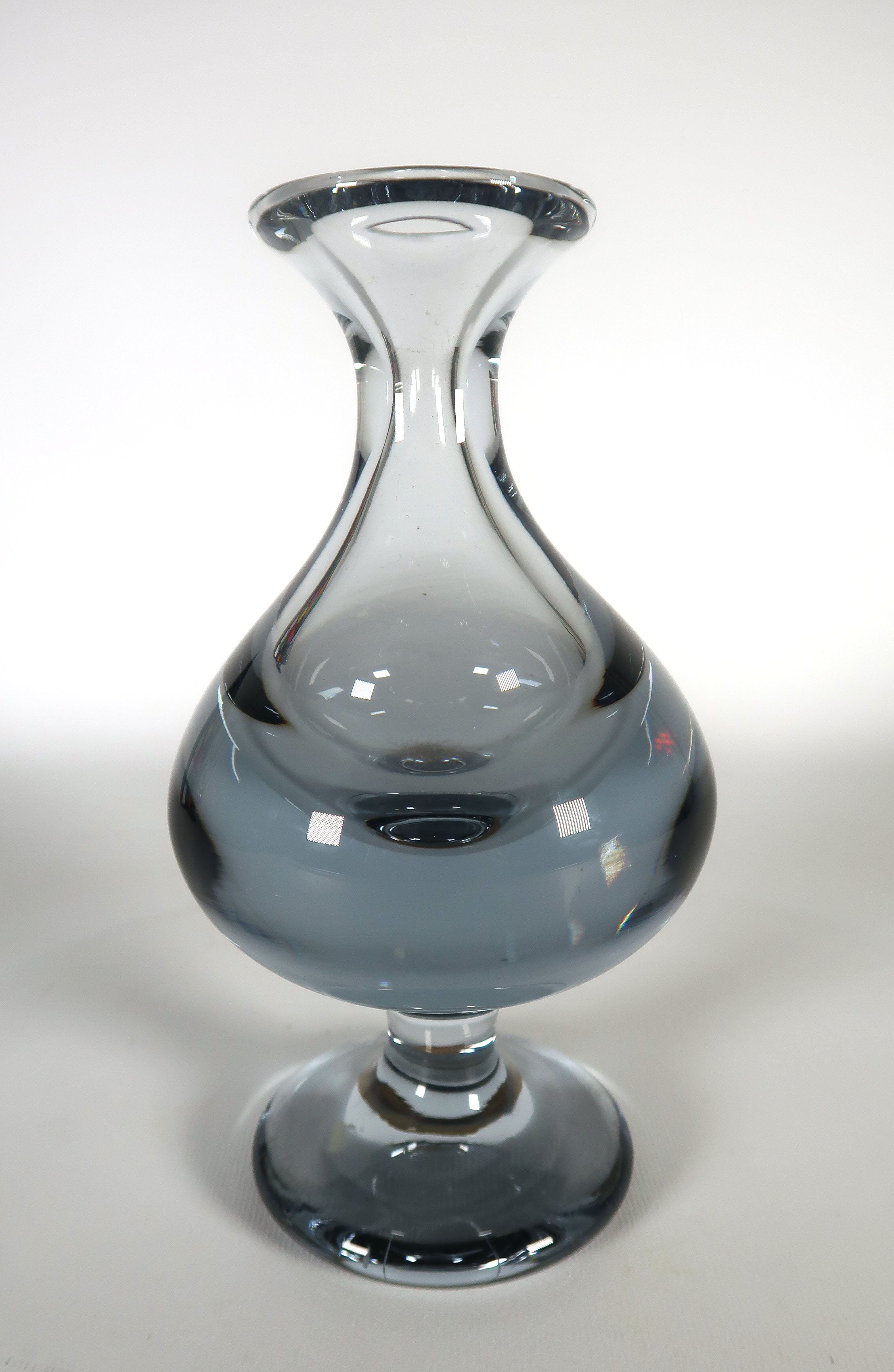 Per Lutken - Kristal, Twee solifleur vaasjes, uitgevoerd door Holmegaard kopen? Bied vanaf 70!