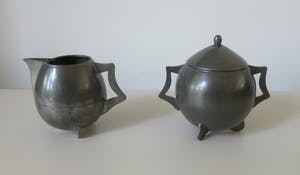 Curiosa - Art deco tinnen suikerpot en melkkan van Zeister Tin Industrie (ZTI) kopen? Bied vanaf 1!