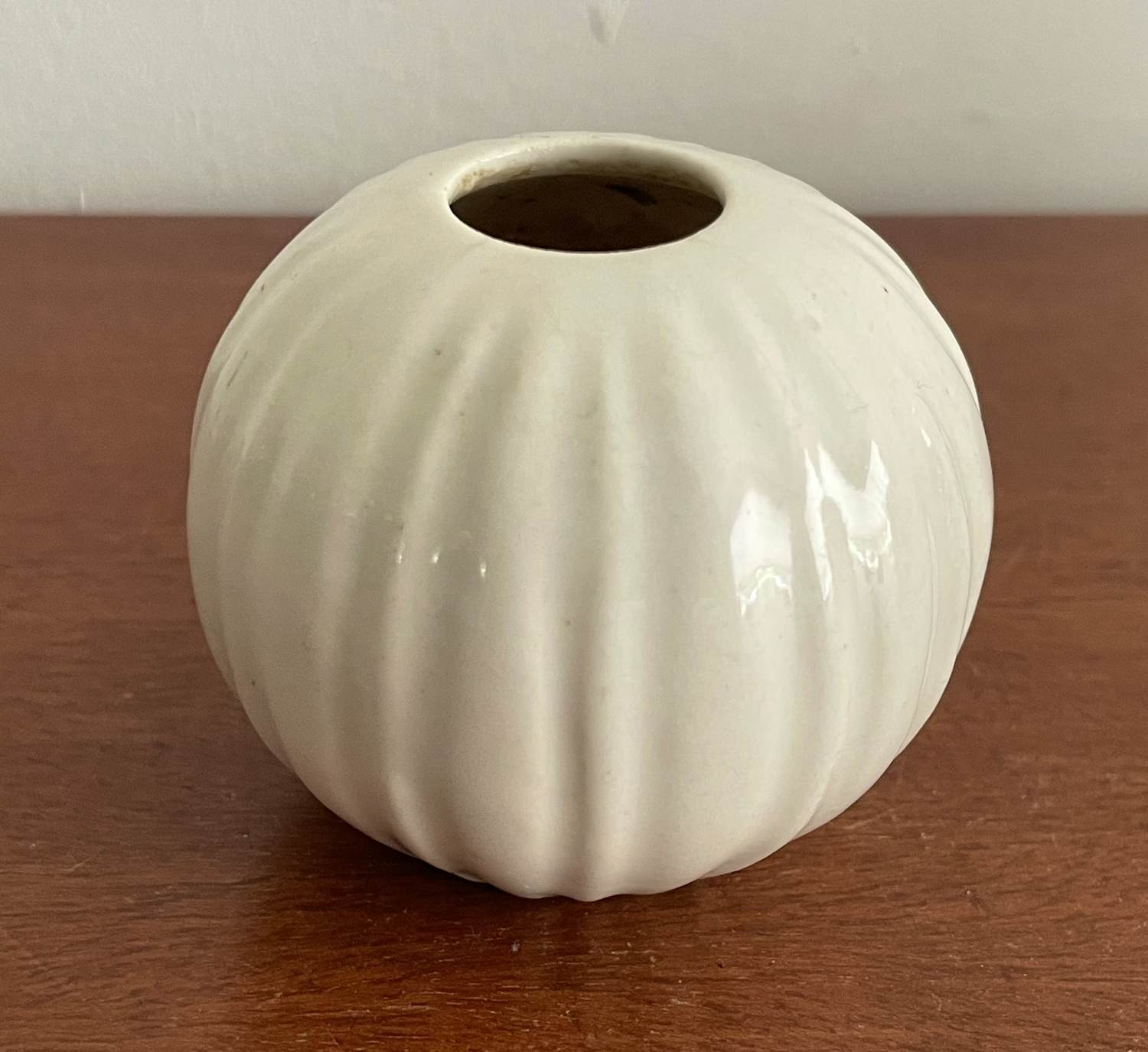 Porceleyne Fles - Delfts wit platelen bolvaasje verkocht voor € 20!