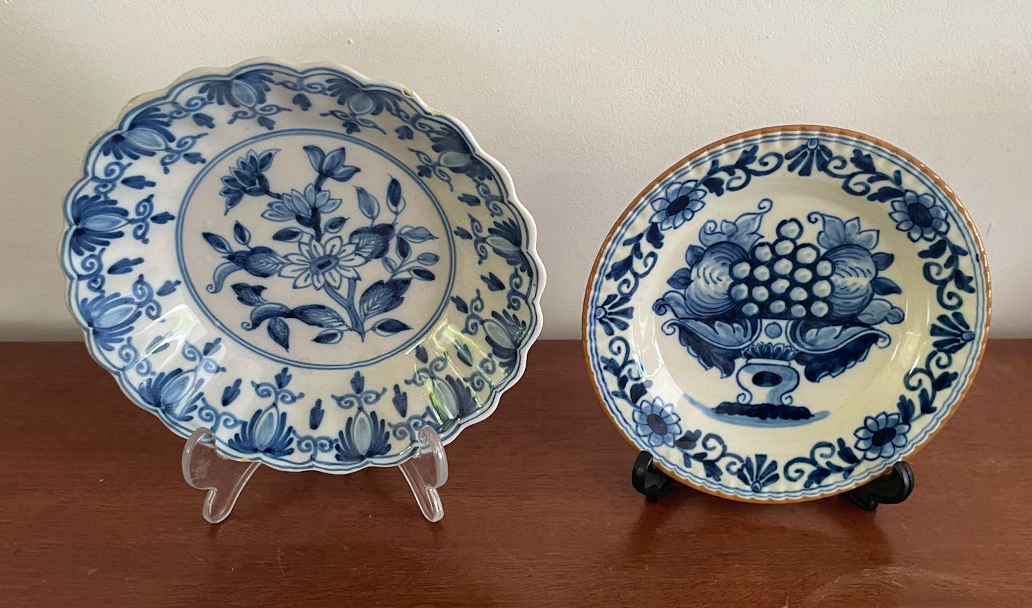 Koninklijke Tichelaar Makkum - Twee Delftsblauwe aardewerken wandbordjes verkocht voor € 20!