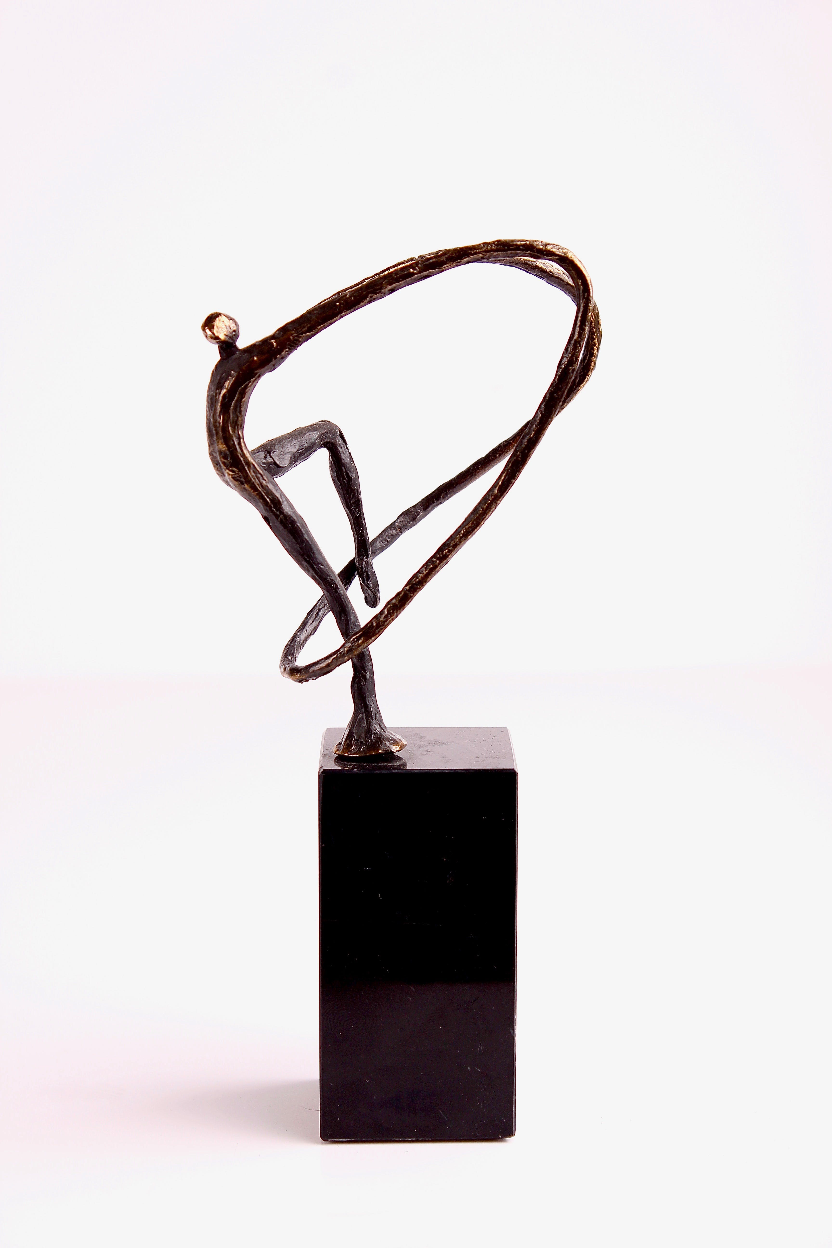 Corry Ammerlaan - van Niekerk - Verbronsd beeld 'Touwtje springen' op natuurstenen voet kopen? Bied vanaf 24!