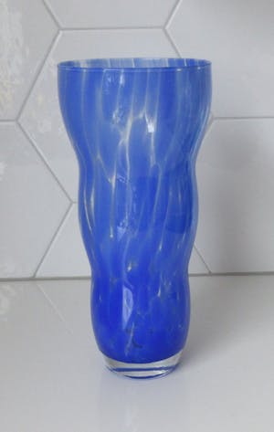 Niet of onleesbaar gesigneerd - Blauwe gewolkte dikwandige glazen vaas kopen? Bied vanaf 10!