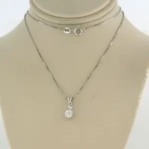 Acheter18k witgouden collier met een hanger bezet met bolsjewiek geslepen diamanten tot? Enchérissez de 360!