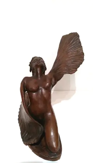 Niet of onleesbaar gesigneerd - Prachtige, grote sculptuur van vrouw met vleugels kopen? Bied vanaf 1!