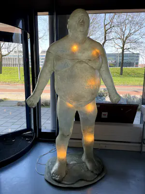 Jurriaan van Hall - Zeer groot beeld van kunststof met lichtbronnen, Bruddha kopen? Bied vanaf 2000!