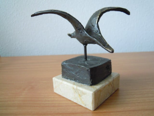 Bernadette Leijdekkers - Bronzen/verbronst beeldje van een vogel met klavertje vier in zijn bek kopen? Bied vanaf 35!